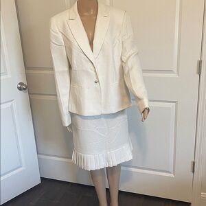 Tahari skirt suit with pleats on the skirt size 16